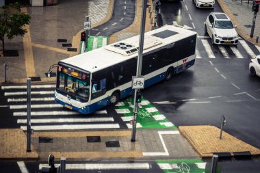 Tel Aviv, İsrail, 29 Aralık 2025. Tel Aviv sokaklarından geçen bir otobus. Her gün şehir ulaşımı ve şehir hayatı.
