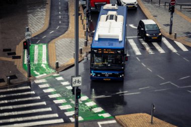 Tel Aviv, İsrail, 29 Aralık 2025. Tel Aviv sokaklarından geçen bir otobus. Her gün şehir ulaşımı ve şehir hayatı.