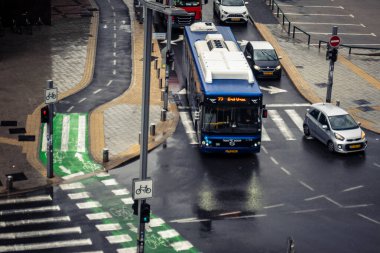 Tel Aviv, İsrail, 29 Aralık 2025. Tel Aviv sokaklarından geçen bir otobus. Her gün şehir ulaşımı ve şehir hayatı.