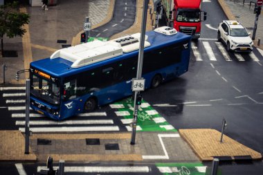 Tel Aviv, İsrail, 29 Aralık 2025. Tel Aviv sokaklarından geçen bir otobus. Her gün şehir ulaşımı ve şehir hayatı.