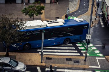 Tel Aviv, İsrail, 29 Aralık 2025. Tel Aviv sokaklarından geçen bir otobus. Her gün şehir ulaşımı ve şehir hayatı.