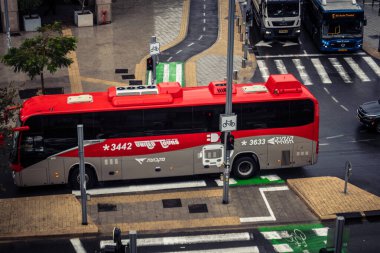 Tel Aviv, İsrail, 29 Aralık 2025. Tel Aviv sokaklarından geçen bir otobus. Her gün şehir ulaşımı ve şehir hayatı.