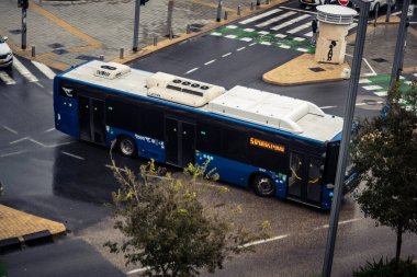Tel Aviv, İsrail, 29 Aralık 2025. Tel Aviv sokaklarından geçen bir otobus. Her gün şehir ulaşımı ve şehir hayatı.