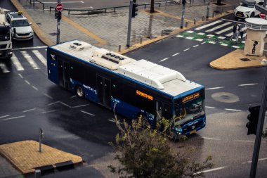 Tel Aviv, İsrail, 29 Aralık 2025. Tel Aviv sokaklarından geçen bir otobus. Her gün şehir ulaşımı ve şehir hayatı.
