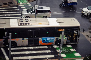 Tel Aviv, İsrail, 29 Aralık 2025. Tel Aviv sokaklarından geçen bir otobus. Her gün şehir ulaşımı ve şehir hayatı.