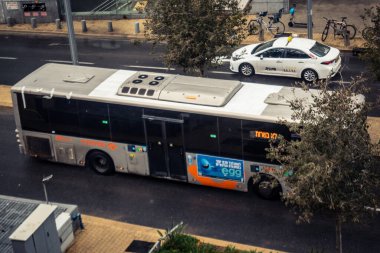 Tel Aviv, İsrail, 29 Aralık 2025. Tel Aviv sokaklarından geçen bir otobus. Her gün şehir ulaşımı ve şehir hayatı.