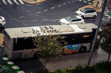 Tel Aviv, İsrail, 29 Aralık 2025. Tel Aviv sokaklarından geçen bir otobus. Her gün şehir ulaşımı ve şehir hayatı.
