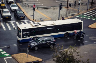 Tel Aviv, İsrail, 29 Aralık 2025. Tel Aviv sokaklarından geçen bir otobus. Her gün şehir ulaşımı ve şehir hayatı.