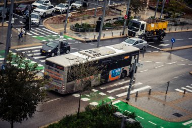 Tel Aviv, İsrail, 29 Aralık 2025. Tel Aviv sokaklarından geçen bir otobus. Her gün şehir ulaşımı ve şehir hayatı.