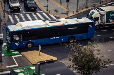 Tel Aviv, İsrail, 29 Aralık 2025. Tel Aviv sokaklarından geçen bir otobus. Her gün şehir ulaşımı ve şehir hayatı.