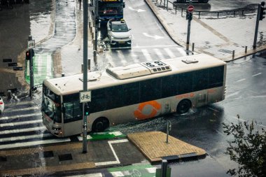 Tel Aviv, İsrail, 29 Aralık 2025. Tel Aviv sokaklarından geçen bir otobus. Her gün şehir ulaşımı ve şehir hayatı.