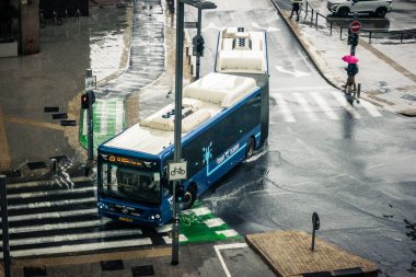 Tel Aviv, İsrail, 29 Aralık 2025. Tel Aviv sokaklarından geçen bir otobus. Her gün şehir ulaşımı ve şehir hayatı.