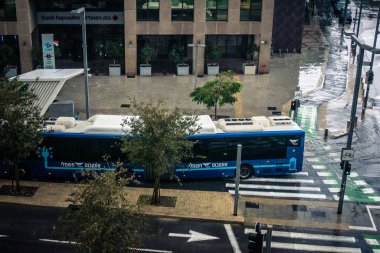 Tel Aviv, İsrail, 29 Aralık 2025. Tel Aviv sokaklarından geçen bir otobus. Her gün şehir ulaşımı ve şehir hayatı.