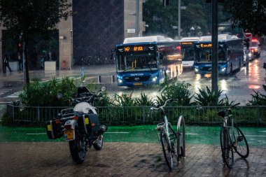 Tel Aviv, İsrail, 29 Aralık 2025. Tel Aviv sokaklarından geçen bir otobus. Her gün şehir ulaşımı ve şehir hayatı.