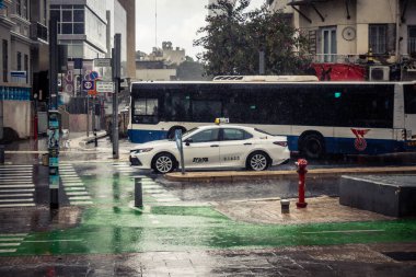 Tel Aviv, İsrail, 29 Aralık 2025. Tel Aviv sokaklarından geçen bir otobus. Her gün şehir ulaşımı ve şehir hayatı.