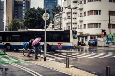 Tel Aviv, İsrail, 29 Aralık 2025. Tel Aviv sokaklarından geçen bir otobus. Her gün şehir ulaşımı ve şehir hayatı.