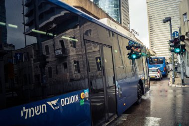 Tel Aviv, İsrail, 29 Aralık 2025. Tel Aviv sokaklarından geçen bir otobus. Her gün şehir ulaşımı ve şehir hayatı.
