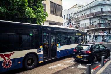 Tel Aviv, İsrail, 29 Aralık 2025. Tel Aviv sokaklarından geçen bir otobus. Her gün şehir ulaşımı ve şehir hayatı.
