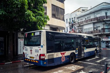 Tel Aviv, İsrail, 29 Aralık 2025. Tel Aviv sokaklarından geçen bir otobus. Her gün şehir ulaşımı ve şehir hayatı.
