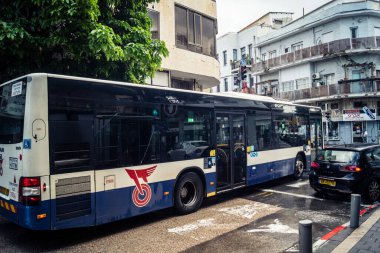 Tel Aviv, İsrail, 29 Aralık 2025. Tel Aviv sokaklarından geçen bir otobus. Her gün şehir ulaşımı ve şehir hayatı.