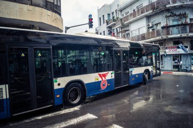 Tel Aviv, İsrail, 29 Aralık 2025. Tel Aviv sokaklarından geçen bir otobus. Her gün şehir ulaşımı ve şehir hayatı.