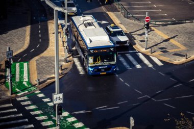 Tel Aviv, İsrail, 29 Aralık 2025. Tel Aviv sokaklarından geçen bir otobus. Her gün şehir ulaşımı ve şehir hayatı.