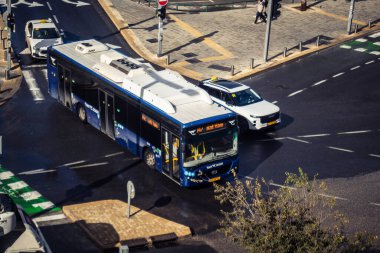 Tel Aviv, İsrail, 29 Aralık 2025. Tel Aviv sokaklarından geçen bir otobus. Her gün şehir ulaşımı ve şehir hayatı.