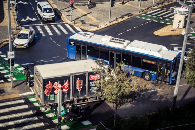 Tel Aviv, İsrail, 29 Aralık 2025. Tel Aviv sokaklarından geçen bir otobus. Her gün şehir ulaşımı ve şehir hayatı.