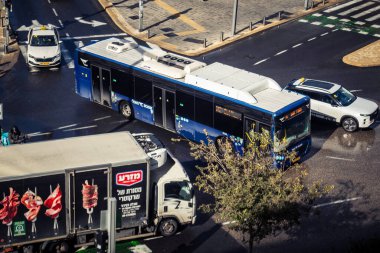 Tel Aviv, İsrail, 29 Aralık 2025. Tel Aviv sokaklarından geçen bir otobus. Her gün şehir ulaşımı ve şehir hayatı.