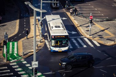 Tel Aviv, İsrail, 29 Aralık 2025. Tel Aviv sokaklarından geçen bir otobus. Her gün şehir ulaşımı ve şehir hayatı.