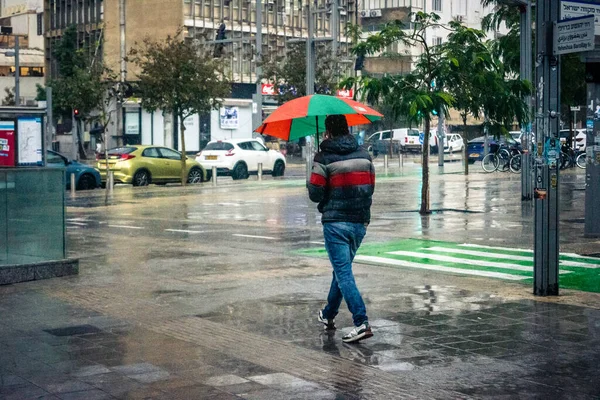 Tel Aviv, İsrail, 29 Aralık 2025. Yayalar şemsiyelerle yağmurda yürür Orta Doğu 'nun en modern şehirlerinden biri olan Tel Aviv sokaklarında..