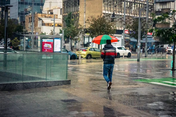 Tel Aviv, İsrail, 29 Aralık 2025. Yayalar şemsiyelerle yağmurda yürür Orta Doğu 'nun en modern şehirlerinden biri olan Tel Aviv sokaklarında..
