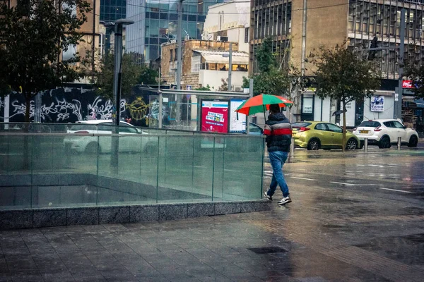 Tel Aviv, İsrail, 29 Aralık 2025. Yayalar şemsiyelerle yağmurda yürür Orta Doğu 'nun en modern şehirlerinden biri olan Tel Aviv sokaklarında..