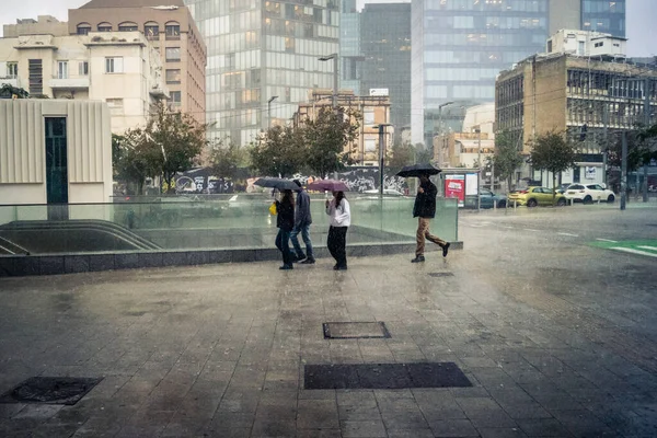 Tel Aviv, İsrail, 29 Aralık 2025. Yayalar şemsiyelerle yağmurda yürür Orta Doğu 'nun en modern şehirlerinden biri olan Tel Aviv sokaklarında..