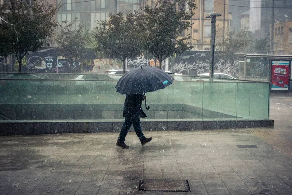 Tel Aviv, İsrail, 29 Aralık 2025. Yayalar şemsiyelerle yağmurda yürür Orta Doğu 'nun en modern şehirlerinden biri olan Tel Aviv sokaklarında..