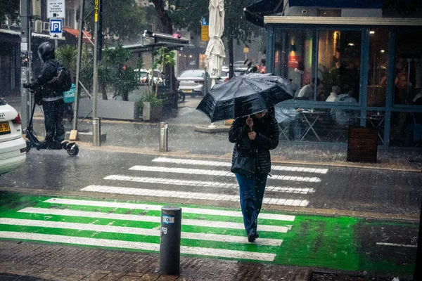 Tel Aviv, İsrail, 29 Aralık 2025. Yayalar şemsiyelerle yağmurda yürür Orta Doğu 'nun en modern şehirlerinden biri olan Tel Aviv sokaklarında..