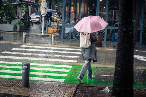 Tel Aviv, İsrail, 29 Aralık 2025. Yayalar şemsiyelerle yağmurda yürür Orta Doğu 'nun en modern şehirlerinden biri olan Tel Aviv sokaklarında..