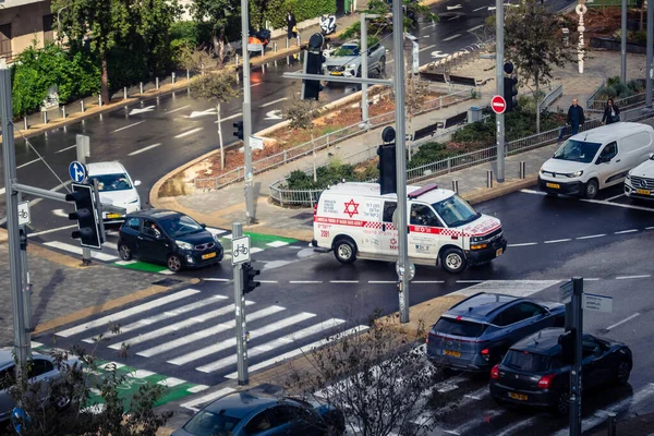 Tel Aviv, İsrail, 29 Aralık 2025. Magen David Adom (MDA) ambulansı Tel Aviv, İsrail sokaklarında acil durum ışıklarıyla yol alıyor. Kentsel acil servis sahnesi.