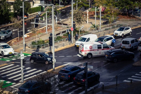 Tel Aviv, İsrail, 29 Aralık 2025. Magen David Adom (MDA) ambulansı Tel Aviv, İsrail sokaklarında acil durum ışıklarıyla yol alıyor. Kentsel acil servis sahnesi.