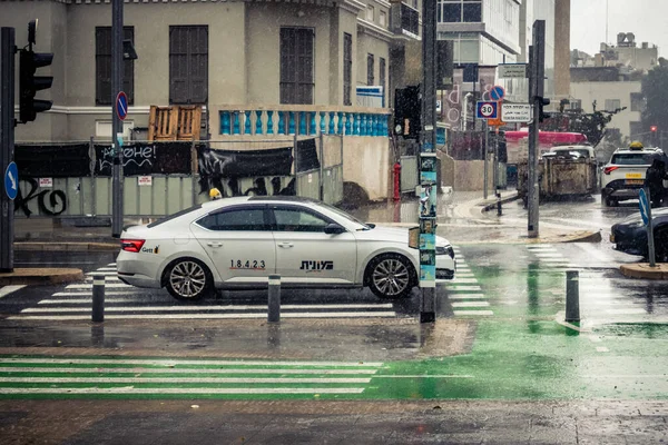 Tel Aviv, İsrail, 29 Aralık 2025. Tel Aviv sokaklarından geçen bir taksi. Her gün şehir ulaşımı ve şehir hayatı.