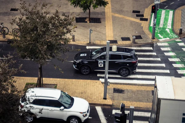 Tel Aviv, İsrail, 29 Aralık 2025. İsrail polis arabası İsrail 'de Tel Aviv sokaklarında devriye geziyor.
