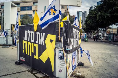 Tel Aviv, İsrail, 31 Aralık 2025 Rehineler Meydanı. Site, uzun süren bir krizin kasvetli bir hatırlatıcısı olmaya devam ediyor. Bu da derin bir terk edilme hissini ve acı dolu bir zaman akışını yansıtıyor..