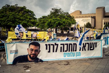Tel Aviv, İsrail, 31 Aralık 2025 Rehineler Meydanı. Site, uzun süren bir krizin kasvetli bir hatırlatıcısı olmaya devam ediyor. Bu da derin bir terk edilme hissini ve acı dolu bir zaman akışını yansıtıyor..