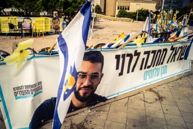 Tel Aviv, İsrail, 31 Aralık 2025. Yılbaşı gecesi Rehineler Meydanı 'nın çarpıcı manzarası. Meydan giderek ıssız görünüyor. Esir tutulanların solmuş ve silinmiş posterleri var..