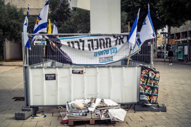 Tel Aviv, İsrail, 31 Aralık 2025. Yılbaşı gecesi Rehineler Meydanı 'nın çarpıcı manzarası. Meydan giderek ıssız görünüyor. Esir tutulanların solmuş ve silinmiş posterleri var..