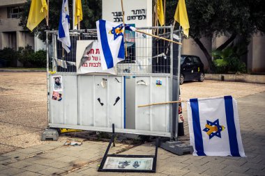 Tel Aviv, İsrail, 31 Aralık 2025. Yılbaşı gecesi Rehineler Meydanı 'nın çarpıcı manzarası. Meydan giderek ıssız görünüyor. Esir tutulanların solmuş ve silinmiş posterleri var..