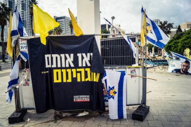 Tel Aviv, İsrail, 31 Aralık 2025 Rehineler Meydanı. Site, uzun süren bir krizin kasvetli bir hatırlatıcısı olmaya devam ediyor. Bu da derin bir terk edilme hissini ve acı dolu bir zaman akışını yansıtıyor..