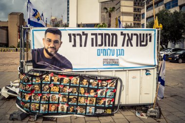 Tel Aviv, İsrail, 31 Aralık 2025 Rehineler Meydanı. Site, uzun süren bir krizin kasvetli bir hatırlatıcısı olmaya devam ediyor. Bu da derin bir terk edilme hissini ve acı dolu bir zaman akışını yansıtıyor..