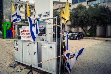 Tel Aviv, İsrail, 31 Aralık 2025. Yılbaşı gecesi Rehineler Meydanı 'nın çarpıcı manzarası. Meydan giderek ıssız görünüyor. Esir tutulanların solmuş ve silinmiş posterleri var..