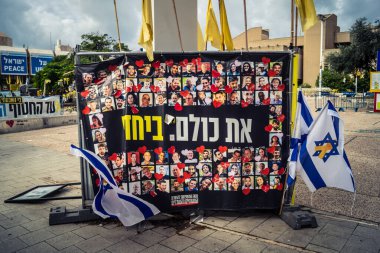 Tel Aviv, İsrail, 31 Aralık 2025. Yılbaşı gecesi Rehineler Meydanı 'nın çarpıcı manzarası. Meydan giderek ıssız görünüyor. Esir tutulanların solmuş ve silinmiş posterleri var..